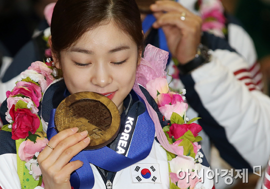 [포토] 김연아 메달 키스