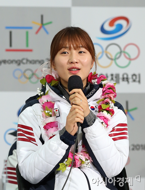 한국 여자 쇼트트랙 간판스타 박승희(22·화성시청)가 스피드 스케이팅으로 종목 전향을 검토 중이다.