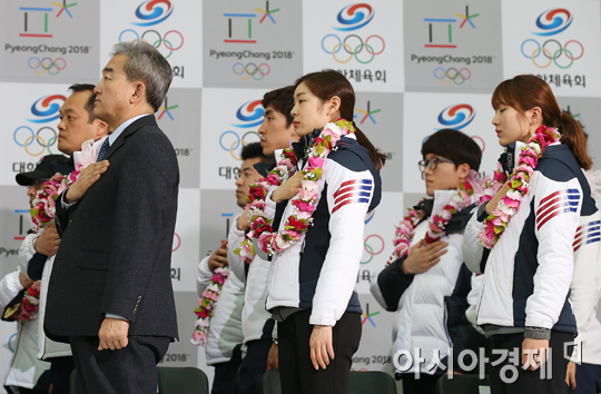 [포토] 국민의례하는 유진룡-김연아-박승희