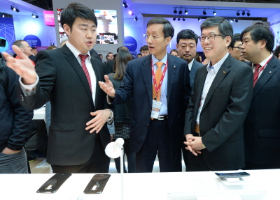 [MWC2014]하성민 SKT 사장, LG전자 부스 방문