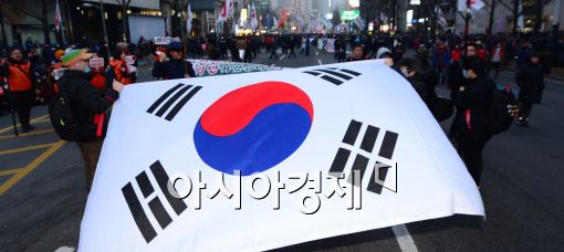 [포토]2.25 국민파업대회, 태극기 들며 행진