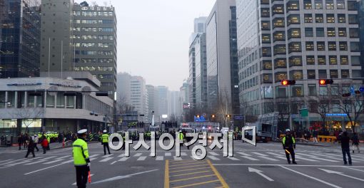 [포토]경찰 바리케이드 설치된 광교 사거리