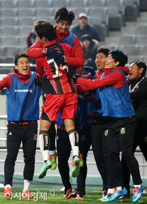 [포토] 추가골 윤일록 '동료들 품으로~'
