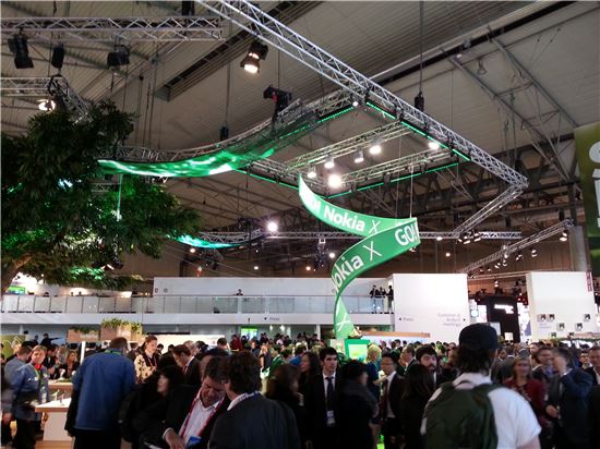[MWC2014]노키아의 '변심'? 첫 안드로이드폰 '노키아X' 살펴보니