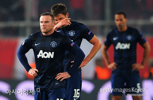 맨체스터 유나이티드의 공격수 웨인 루니(맨 왼쪽)가 올림피아코스와의 유럽축구연맹(UEFA) 챔피언스리그 16강 1차전에서 패한 뒤 실망한 표정을 짓고 있다. [사진=Getty Images/멀티비츠]

