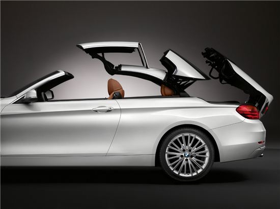 BMW 뉴 4시리즈 컨버터블 하드탑 개폐 모습. 