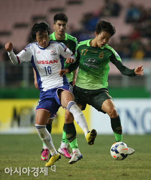 [포토] 나까무라-이재성 몸싸움