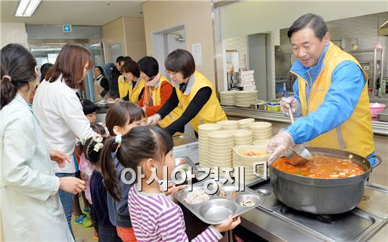 [포토]최영호 광주시 남구청장, 아동양육시설 배식봉사 