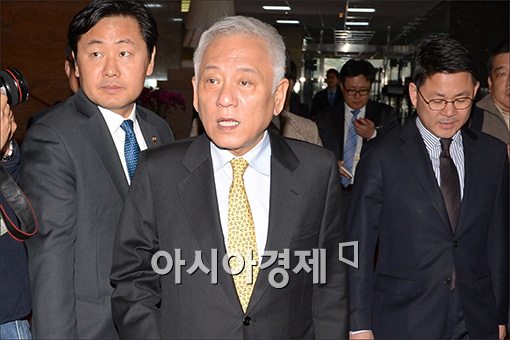 [포토]당 대표실 들어가는 김한길 대표