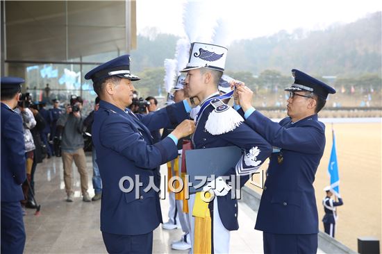 육해공 사관학교 졸업식에서는