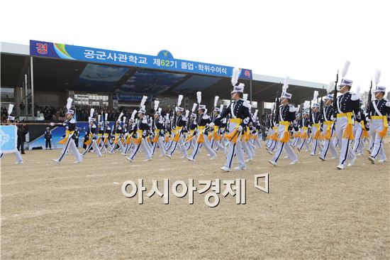 육해공 사관학교 졸업식에서는