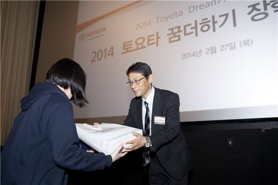 요시다 아키히사 한국토요타자동차 사장(사진 오른쪽)이 토요타 꿈더하기 장학증서 및 기념선물을 학생에게 전달하고 있는 모습. 