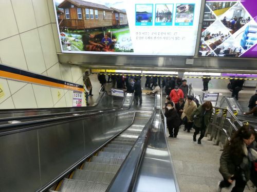 ▲28일 오전 11시 29분께 서울 종로3가역 에스컬레이터가 역주행하면서 시민 10명이 다쳤다. 사고 직후 현장 사진