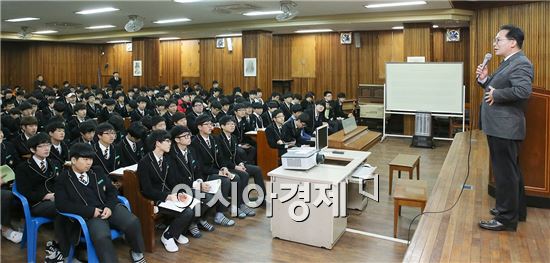 [포토]노희용 동구청장, 광주고등학교서 금연교육