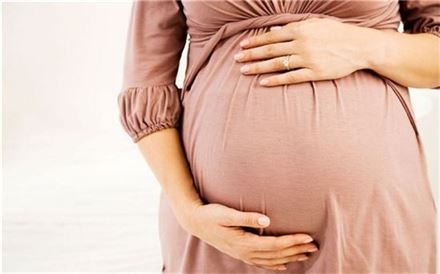 임신부 뱃속에서 태아 강제 적출한 여성에 징역 100년 선고