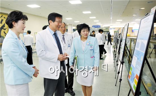 화순전남대병원 조용범 원장(왼쪽에서 두번째) 등 임원들이 ‘의료질 향상 우수사례’를 담은 포스터들을 들여다보고 있다.