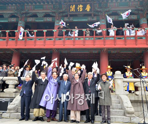 [포토]만세삼창 부르는 박원순 서울시장 