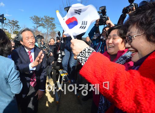 [포토]환호하는 시민들 속 정몽준 의원 