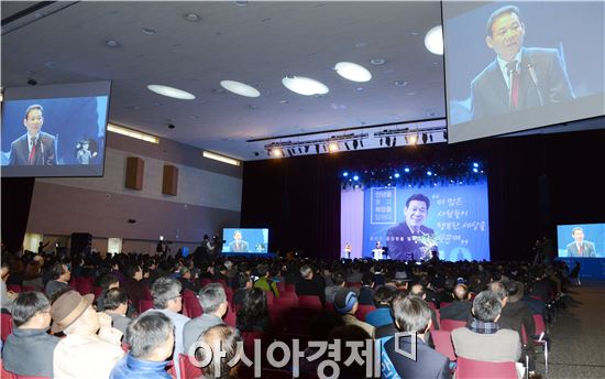 윤장현 새정치연합 공동위원장의 '윤장현과 즉문즉설' 출판기념회가 2일 오후 3시 광주 김대중컨벤션센터 1층 다목적홀에서 열렸다. 윤장현 새정치연합 공동위원장이 인사말을 하고있다.