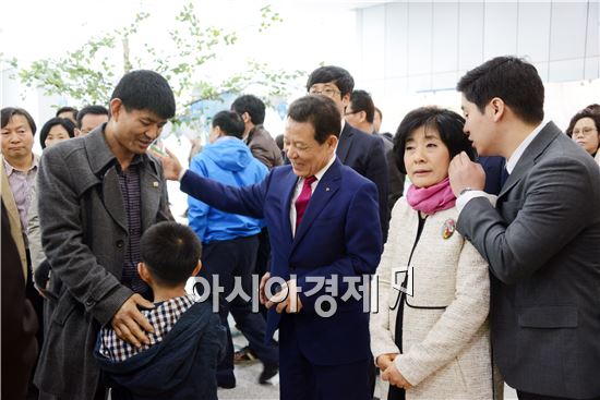 윤장현 새정치연합 공동위원장의 '윤장현과 즉문즉설' 출판기념회가 2일 오후 3시 광주 김대중컨벤션센터 1층 다목적홀에서 열렸다. 윤장현 새정치연합 공동위원장이 참석자들과 악수를 하고있다.