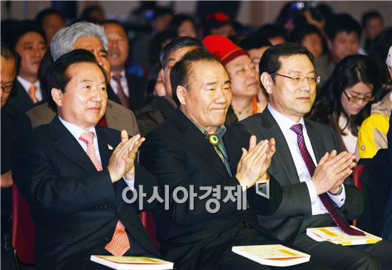 윤장현 새정치연합 공동위원장의 '윤장현과 즉문즉설' 출판기념회가 2일 오후 3시 광주 김대중컨벤션센터 1층 다목적홀에서 열렸다. 이 자리에 참석한 강운태 광주시장, 장휘국 광주시교육감, 이용섭 국회의원(왼쪽부터)이 박수를 치고있다.