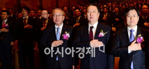 [포토]국민의례하는 현오석-박용만-김덕중