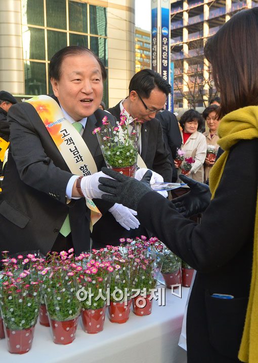 [포토]꽃화분 나눠주는 김주하 NH농협은행장 