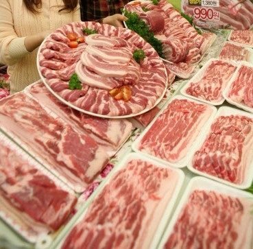 소비자물가가 1%대에 머문 가운데 돼지고기가격은 국제시세 상승과 국내 수요 증가로 최근 50%이상 급등하고 있다. 사진은 한 매장의 삽겸살 판촉이벤트 모습.