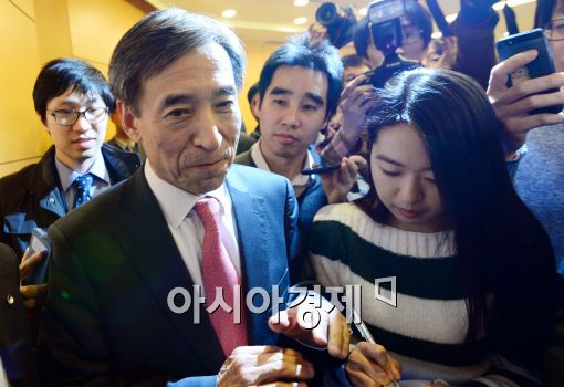 [포토]취재진들의 질의에 답하는 이주열 신임 한국은행 총재 내정자