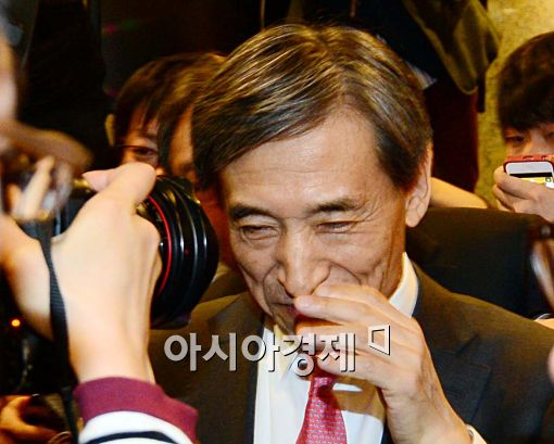 [포토]수줍은 표정 짓는 이주열 신임 한국은행 총재