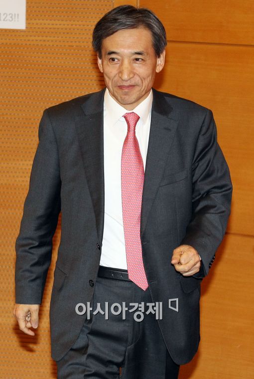 [포토]입장하는 이주열 신임 한국은행 총재