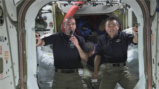 ▲국제우주정거장에 있는 세 명의 비행사들이 그래비티 제작자들에게 축하인사를 건네고 있다.[사진제공=NASA]