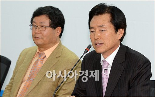 [포토]발언하는 김효석 신당추진단장