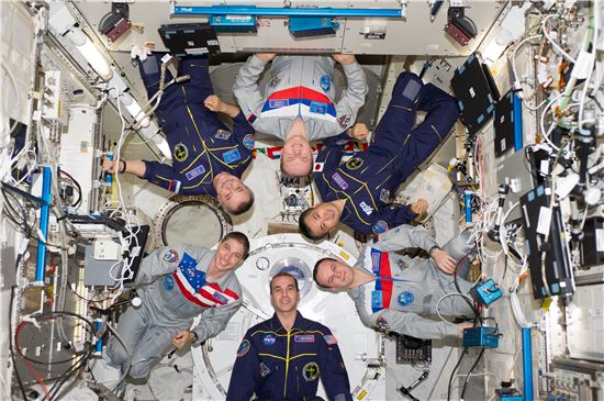 ▲키보실험실에서 나란히 포즈를 취하고 있는 6명의 우주비행사들.[사진제공=NASA]
