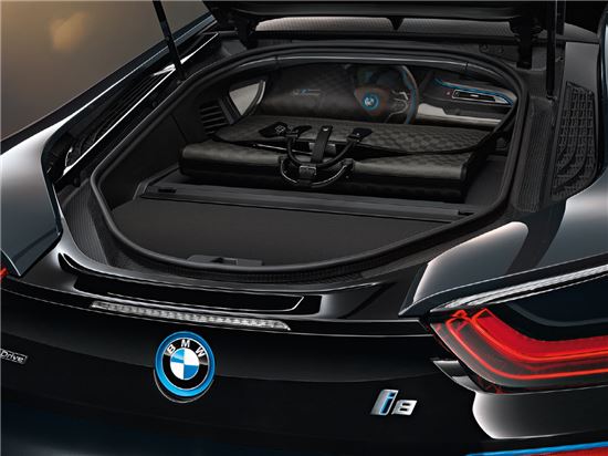 BMW·루이비통, i8 맞춤형 여행가방 세트 공동 제작