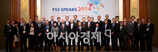 [포토]FSS SPEAKS 2014, 기념사진 촬영하는 최수현 금감원장