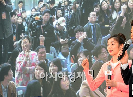 [포토]김연아, 팬들과 즐거운 가위바위보 