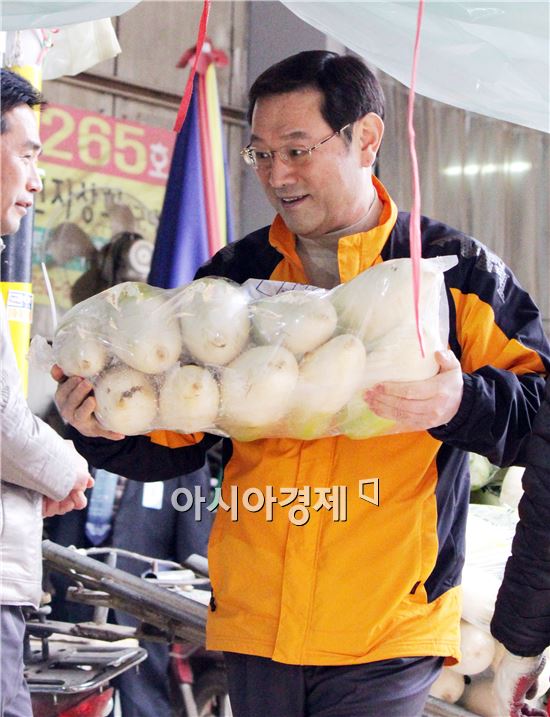 이용섭 의원이 광주시 북구 각화동 농수산물 도매시장을 방문해 무를 나르면서 민생챙기기에 나섰다.
