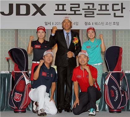  김한철 ㈜신한코리아 대표(가운데)가 'JDX멀티스포츠' 프로골프단 출범식 직후 선수들과 기념촬영을 했다.