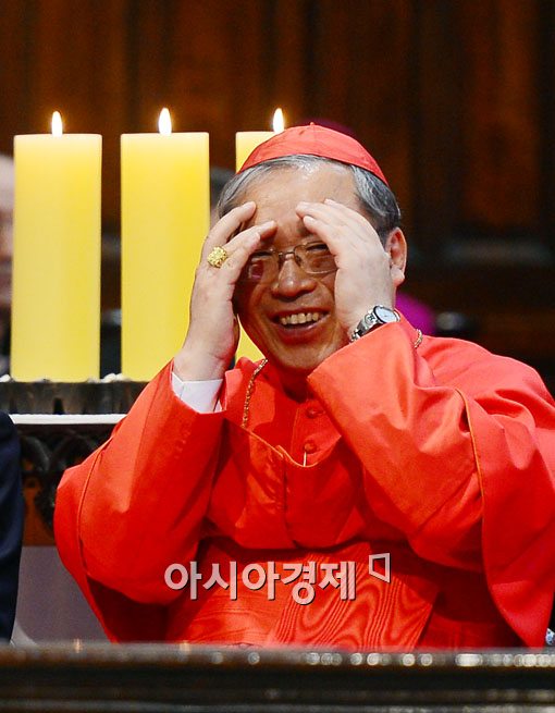 [포토]쑥스러운 염수정 추기경 