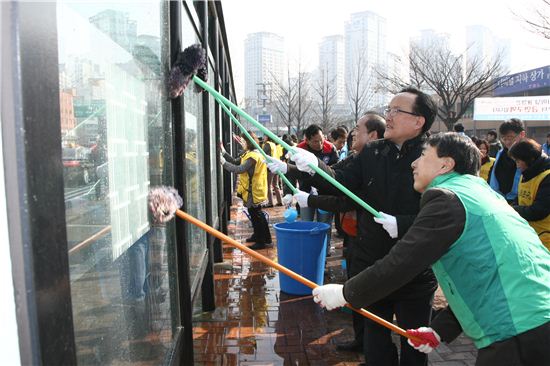 강남고속도로 터미널 부근 새봄맞이 대청소