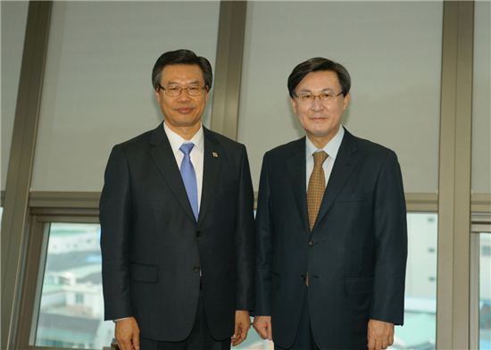 성장현 용산구청장(왼쪽)과 강희성 호원대학교 총장

