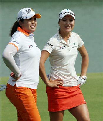  박인비(왼쪽)와 유소연이 월드레이디스챔피언십에서 개인전 우승과 함께 단체전 2연패에 도전한다.