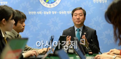 [포토]유정복 장관, '인천시장 출마 위해 청와대 사표 제출'