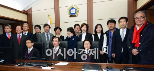 [포토]판사들과 기념사진 촬영하는 '오픈코트' 참석자들