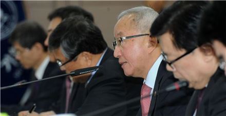 현오석 부총리 겸 기획재정부 장관이 5일 정부세종청사에서 주재한 경제관계장관회의에서 모두발언을 하고 있다.