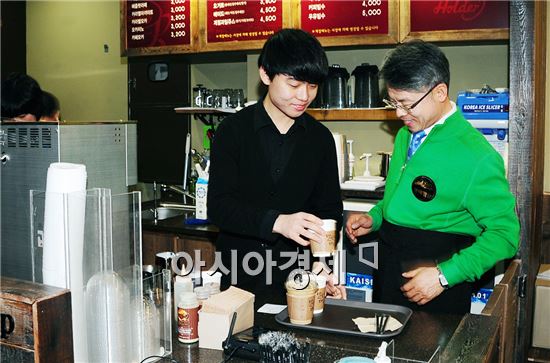 민형배 광산구청장, ‘카페 홀더’ 1주년 맞아 1일 점장