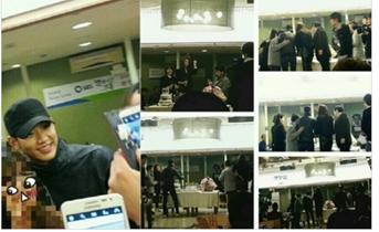 ▲별그대 종방연에서 김수현이 팬들과 사진을 찍고 있다. (출처: 온라인 커뮤니티)