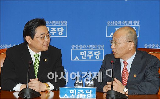 [포토]기초연금법 처리 부탁하는 문형표 장관