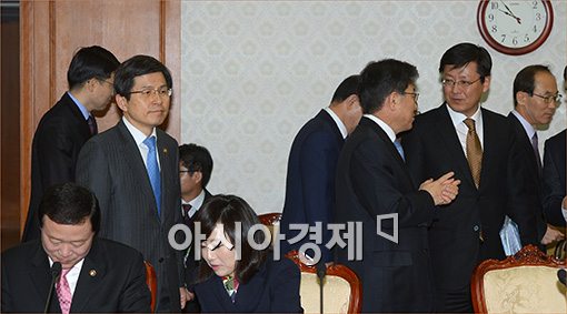 [포토]국가정책조정회의 참석하는 황교안 장관